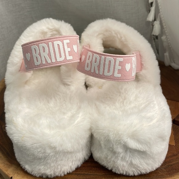 CUTE Size 37 Fluffy White Bride Slippers with Pink Band - Picture 3 of 5